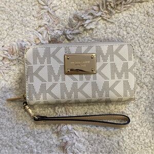 michael kors beige clutch wristlet